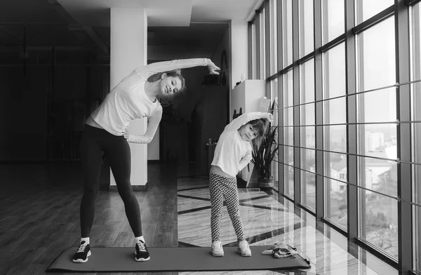 Chicas de diferentes edades haciendo yoga —  Fotos de Stock