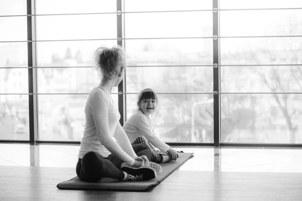 Girls of different ages making yoga — Stock Photo, Image