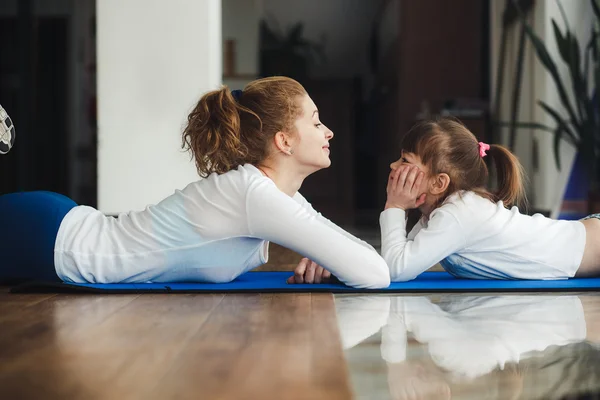 Familie besteedt tijd in de sportschool — Stockfoto