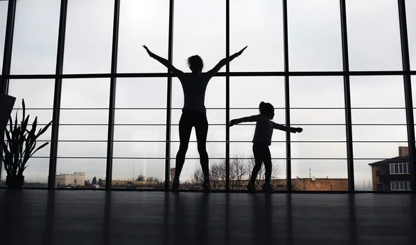 Encantadora familia en el gimnasio —  Fotos de Stock