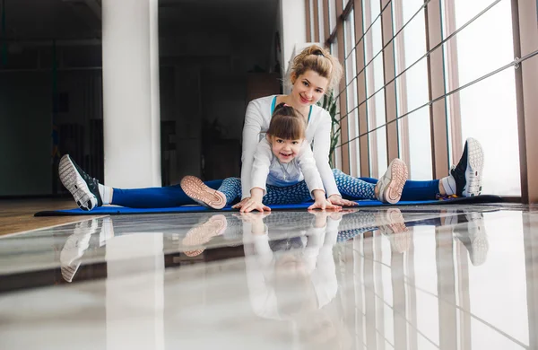 Encantadora familia en el gimnasio — Foto de Stock