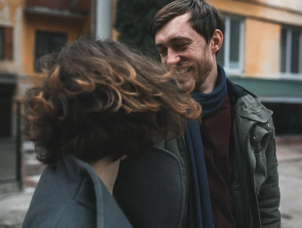 Charmantes Paar geht die Straße hinunter — Stockfoto