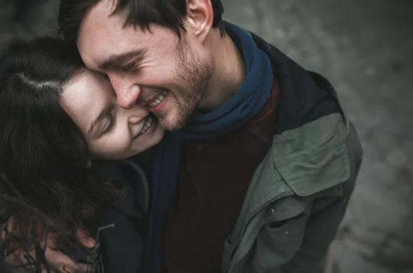 Couple charmant marchant dans la rue — Photo