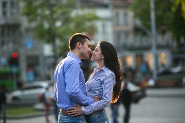 Çiftler şehirde iyi eğlenceler.