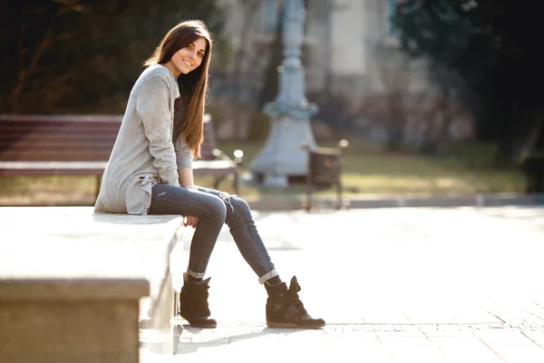 Beautiful girl in the city — Stock Photo, Image