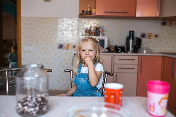 Красивая дочь на кухне — стоковое фото