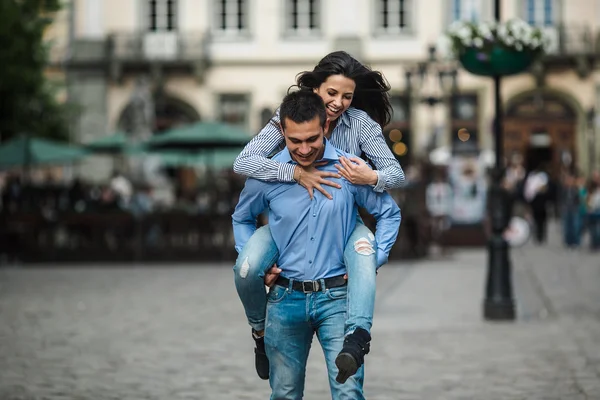 Vackert par i staden — Stockfoto