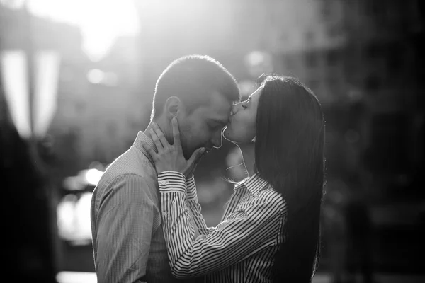 Couple have fun in the city — Stock Photo, Image