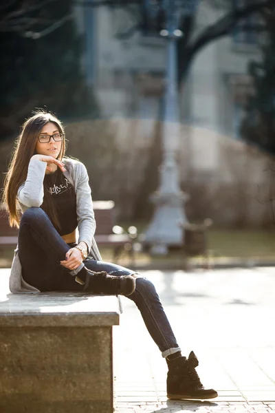 Bella ragazza in città — Foto Stock