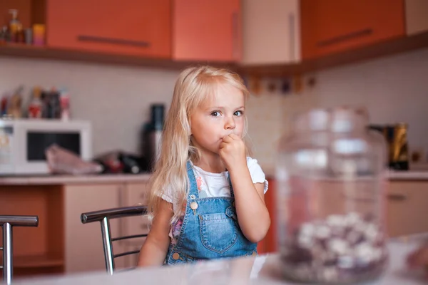 Menina na cozinha — Fotografia de Stock