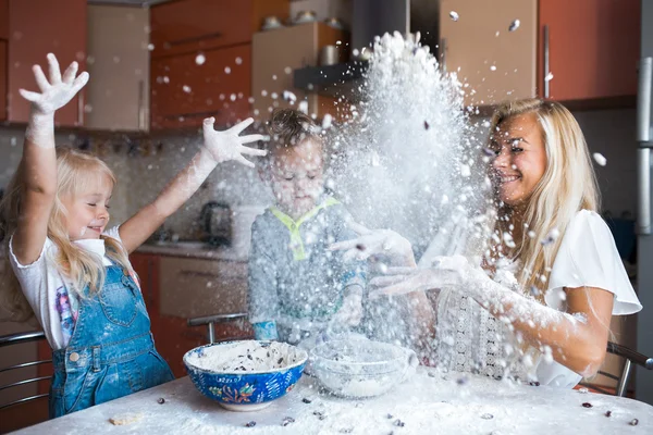 Mather com crianças na cozinha Imagens De Bancos De Imagens