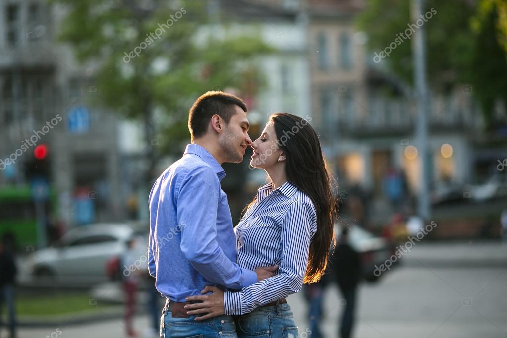 один день фильм 2011. поцелуй на улице. целуются на улице. парень и девушка гуляют. поцелуй в парке.