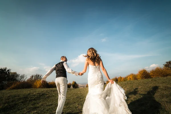 Hermosa pareja divirtiéndose — Foto de Stock