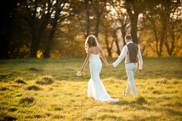 Belo casal andando — Fotografia de Stock