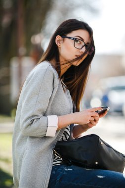 telefon ile şehrin ortasında modeli