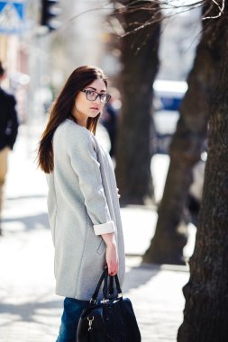 Güzel model Avrupa şehirde yürür.