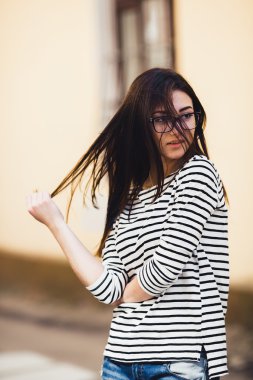 Çizgili kazaklı gözlük güzel model