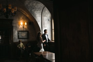 Gelin ve damat bir rahat evde doğal li ile çekilmiş fotoğrafı