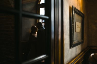 Gelin ve damat bir rahat evde doğal li ile çekilmiş fotoğrafı