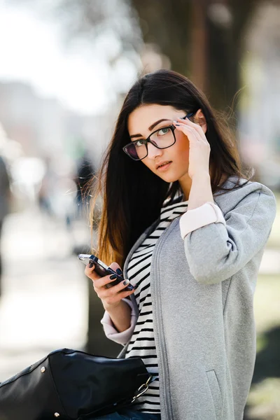 Modell mitten in der Stadt mit Telefon — Stockfoto