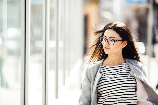 Hermosa modelo en las compras — Foto de Stock