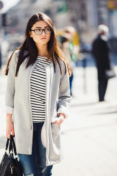 Charmante model in het midden van de stad — Stockfoto