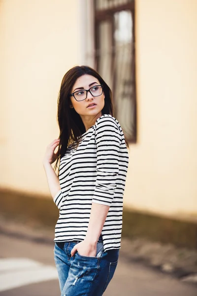 Modelo bonito em uma camisola listrada em óculos — Fotografia de Stock