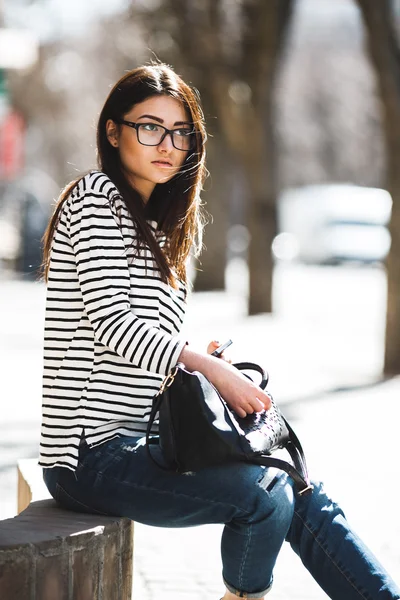 Bella modella che parla al telefono — Foto Stock