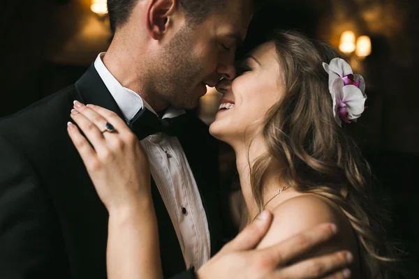 Nevěsta a ženich v útulném domě, fotografie pořízené s přírodním li — Stock fotografie