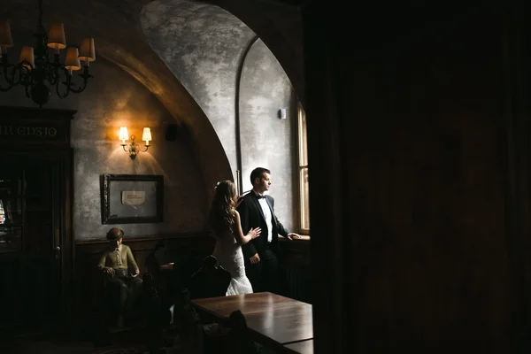 The bride and groom in a cozy house, photo taken with natural li — Stock Photo, Image