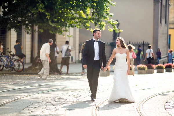 Schönes Paar spaziert durch die europäische Stadt — Stockfoto