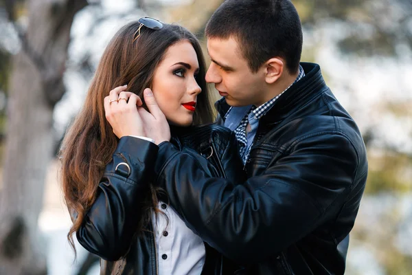 Bonito jovem casal — Fotografia de Stock