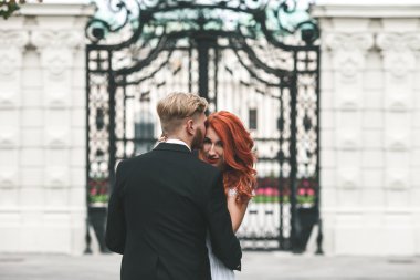 Düğün çifti bir yürüyüş