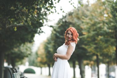 Düğün çifti bir yürüyüş