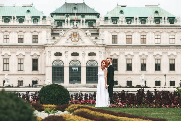 Casamento casal em uma caminhada — Fotografia de Stock