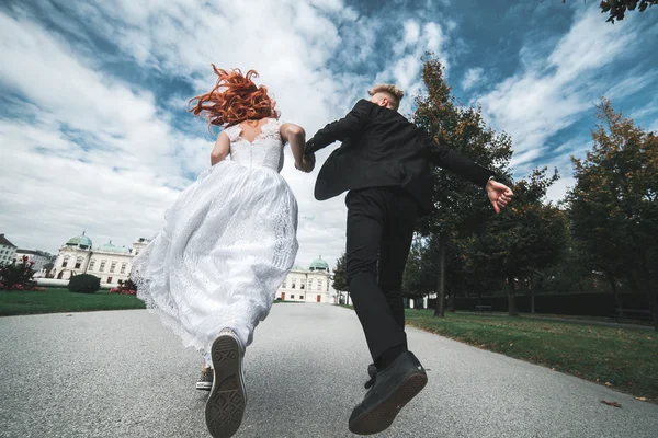 Pareja de boda en un paseo — Foto de Stock