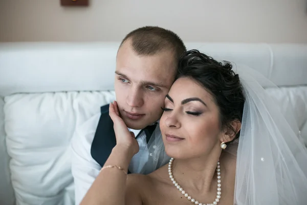 Novia y novio en una habitación de hotel — Foto de Stock