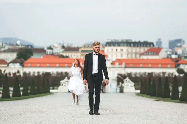 Casamento casal em uma caminhada — Fotografia de Stock