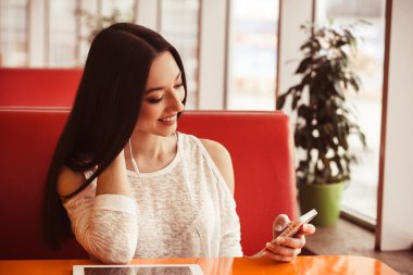 Güzel kız inşaat ile telefonda technologise