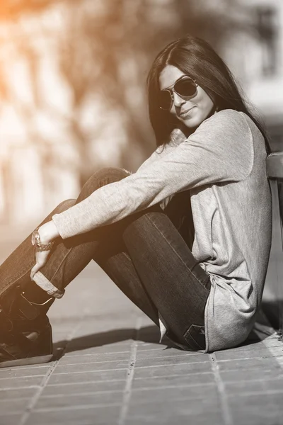 Chica en la ciudad — Foto de Stock