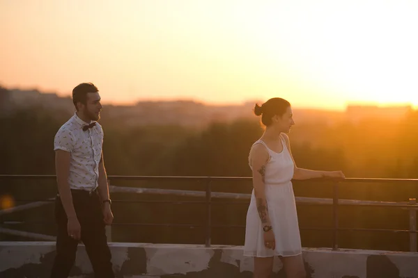 Hermosa pareja en la ciudad — Foto de Stock