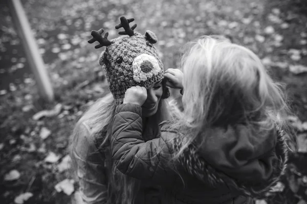 Mãe com filha no parque de outono — Fotografia de Stock