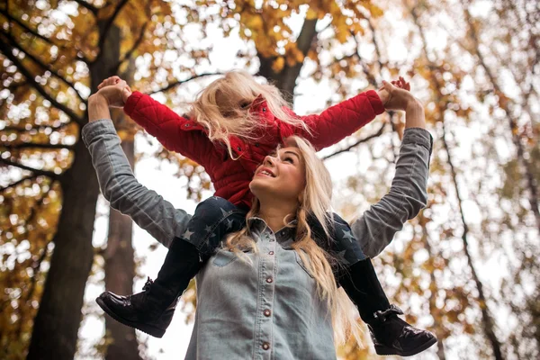 가을 공원에서 딸과 함께 있는 어머니 — 스톡 사진