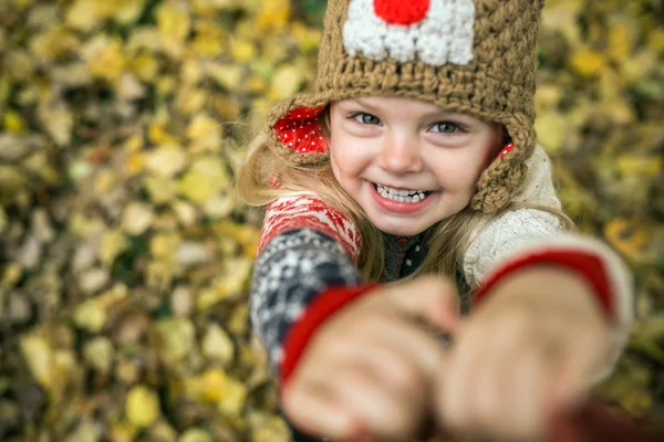 Daugher sorriso na câmera — Fotografia de Stock