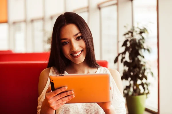 Hermosa chica trabajando con alta tecnología —  Fotos de Stock