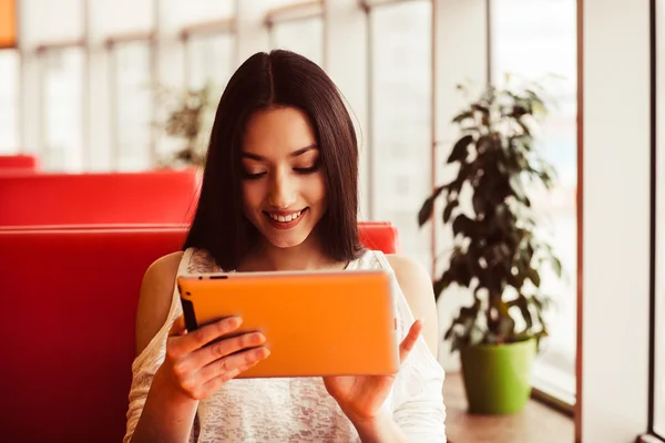 Schönes Mädchen, das mit Hochtechnologie arbeitet — Stockfoto