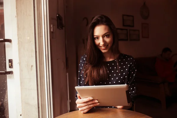 Hermosa chica trabajando con alta tecnología —  Fotos de Stock