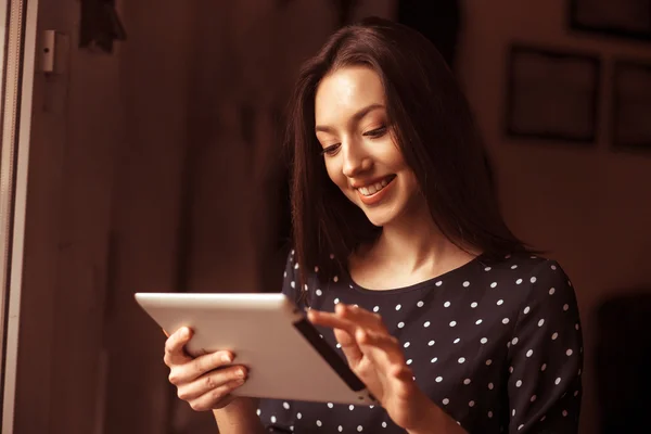 Hermosa chica trabajando con alta tecnología —  Fotos de Stock