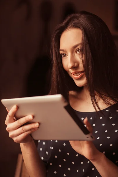 Hermosa chica trabajando con alta tecnología —  Fotos de Stock