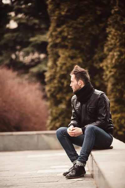 Zelfverzekerde man poserend in zelfverzekerde jeans — Stockfoto